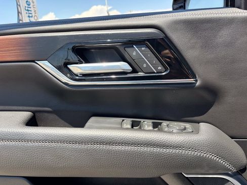 Used 2025 GMC Yukon XL Denali AWD/4WD image 19
