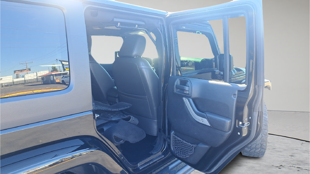 Used 2015 Jeep Wrangler Unlimited Sahara w/ Max Tow Package AWD/4WD image 12