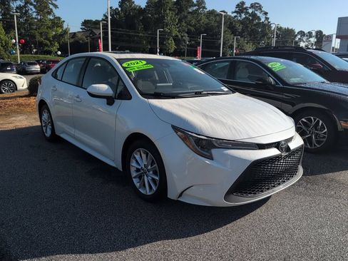 Used 2021 Toyota Corolla LE w/ LE Premium Package FWD image 1