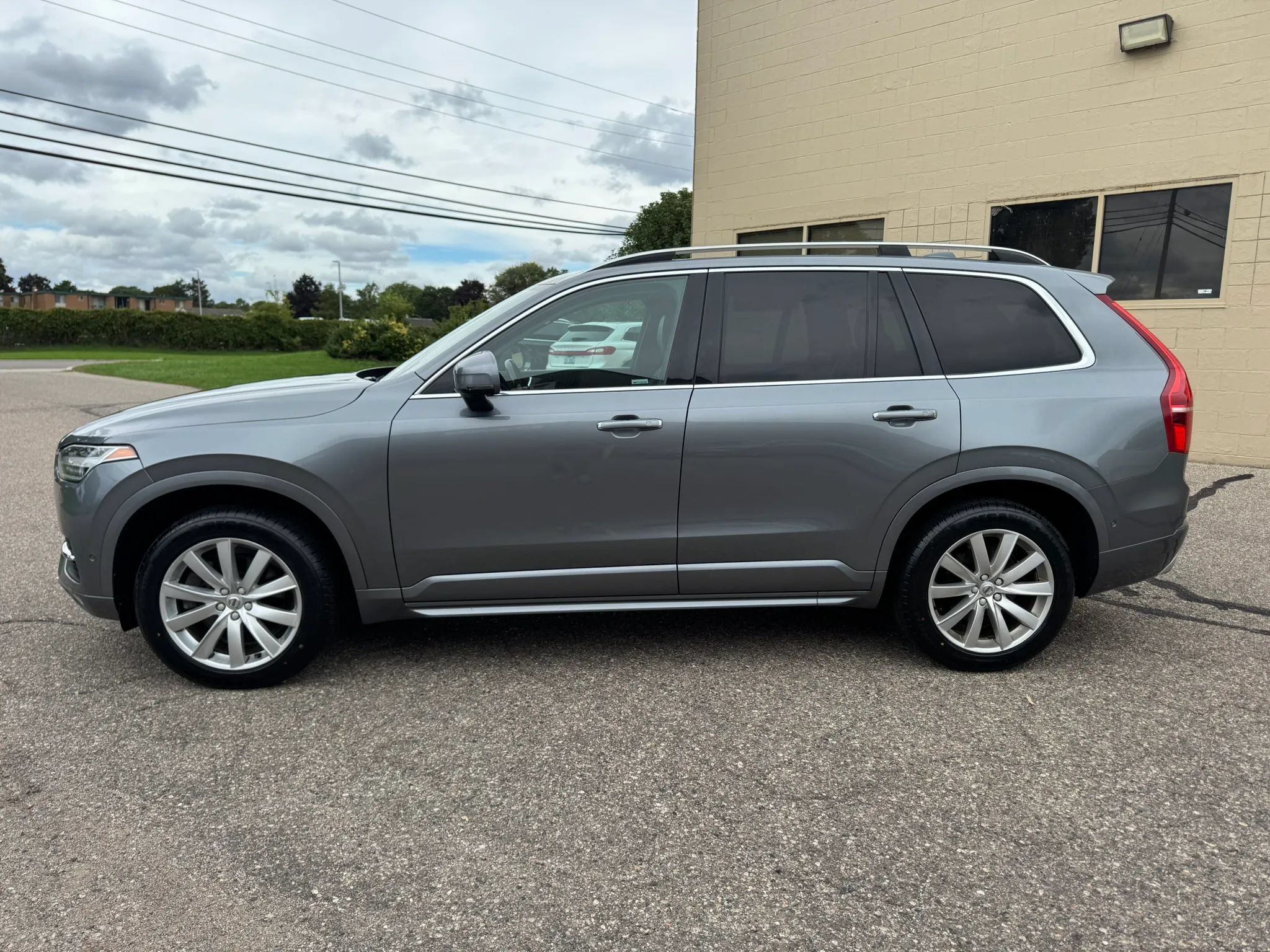 Used 2016 Volvo XC90 T6 Momentum w/ Momentum Plus Package AWD/4WD image 5