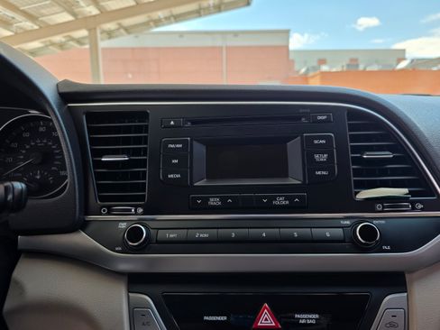 Used 2017 Hyundai Elantra SE FWD image 19