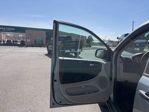 Used 2019 Dodge Grand Caravan SE FWD image 25
