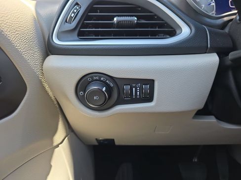 Used 2023 Chrysler Pacifica Touring-L FWD image 19