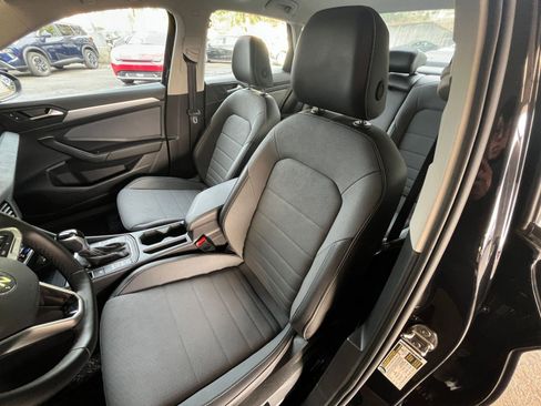 Used 2025 Volkswagen Jetta SE image 36