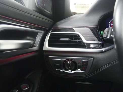 Used 2022 BMW 740i xDrive w/ M Sport Package image 21