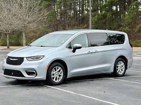 Used 2023 Chrysler Pacifica Touring-L image 2