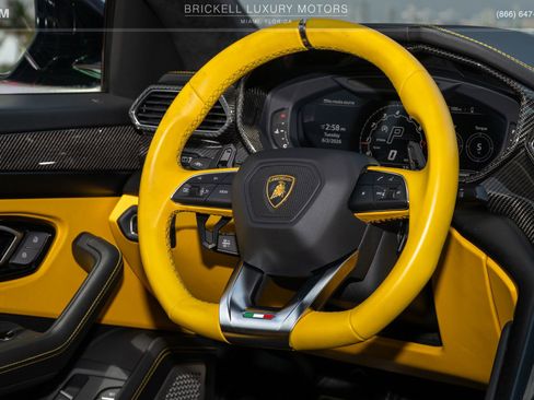 Used 2022 Lamborghini Urus AWD/4WD image 23