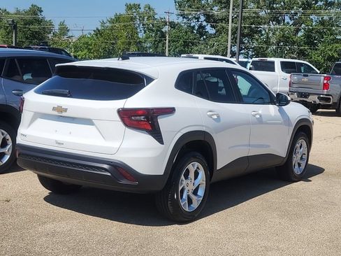 New 2026 Chevrolet Trax LS w/ LS Convenience Package FWD image 2