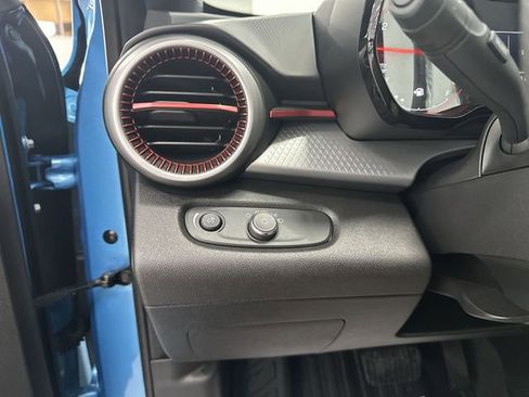 Used 2025 Chevrolet Trax RS w/ Driver Confidence Package image 19