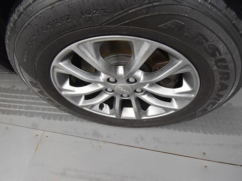 Used 2019 Jeep Cherokee Latitude Plus w/ Cold Weather Group image 9