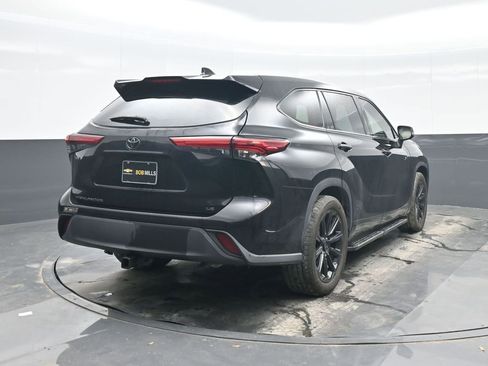 Used 2021 Toyota Highlander LE image 6