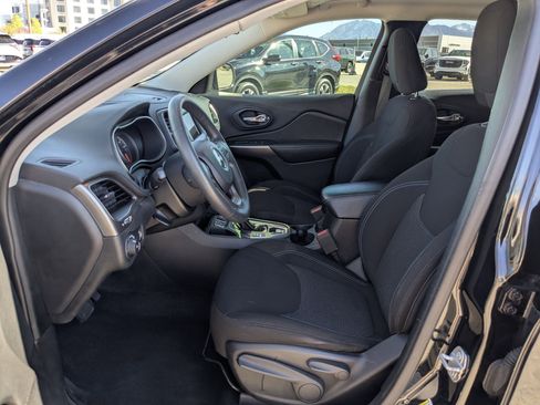 Used 2019 Jeep Cherokee Latitude w/ Popular Appearance Group FWD image 22