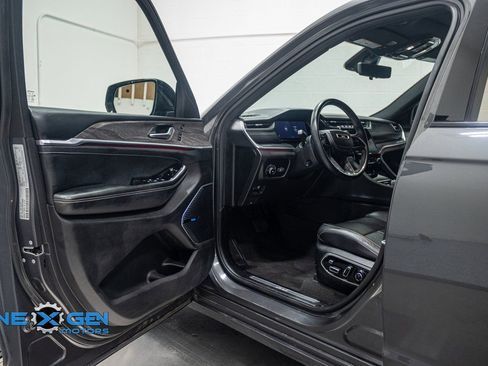 Used 2021 Jeep Grand Cherokee L Overland w/ Luxury Tech Group IV AWD/4WD image 9