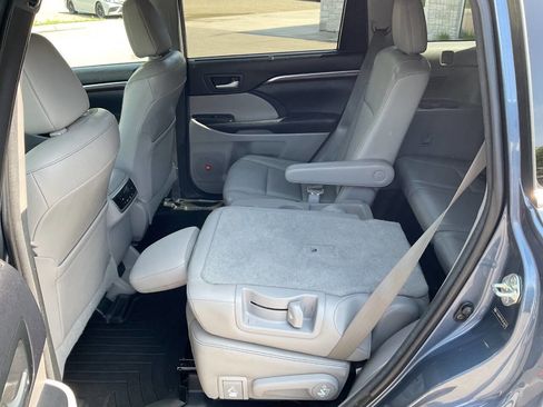 Used 2014 Toyota Highlander Limited w/ Driver Technology Package AWD/4WD image 34