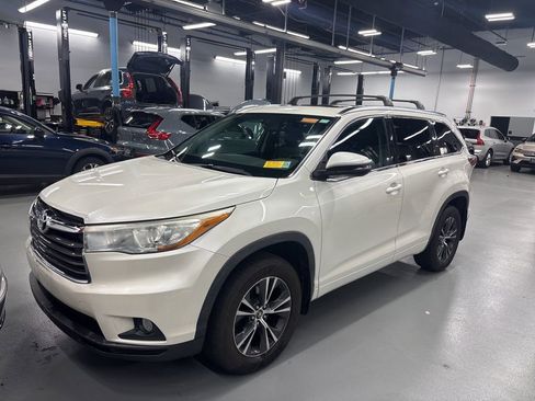 Used 2016 Toyota Highlander XLE image 1
