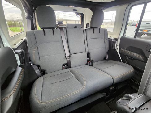 Used 2025 Jeep Wrangler Sahara image 43