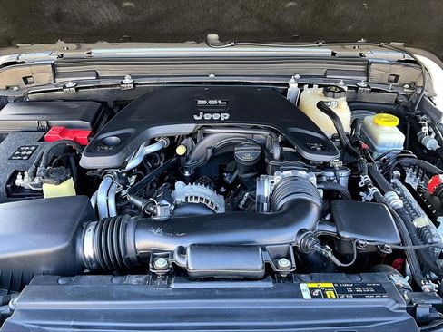 Certified 2018 Jeep Wrangler Unlimited Sahara image 33