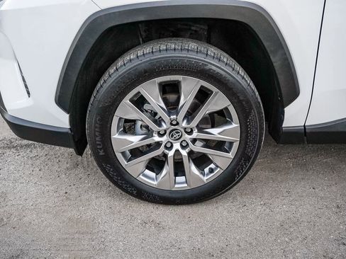 Used 2020 Toyota RAV4 XLE Premium image 6