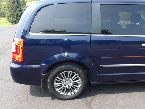 Used 2014 Chrysler Town & Country Touring-L w/ Driver Convenience Group FWD image 36