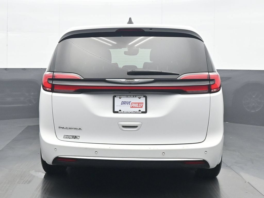 Used 2025 Chrysler Pacifica Select FWD image 5