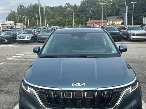 Used 2024 Kia Carnival EX FWD image 1