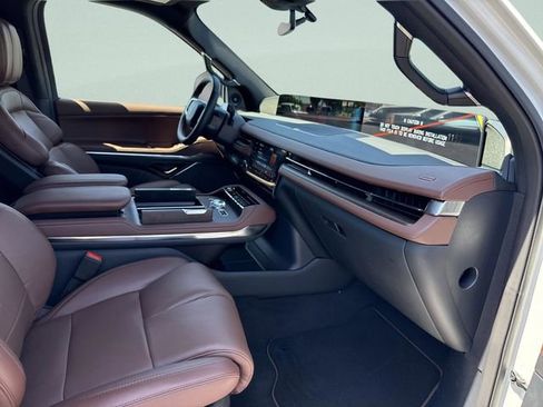 New 2026 Lincoln Navigator Reserve AWD/4WD image 19