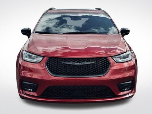 Used 2025 Chrysler Pacifica Limited FWD image 2