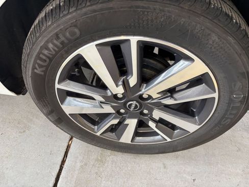 Used 2025 Nissan Versa SV FWD image 30