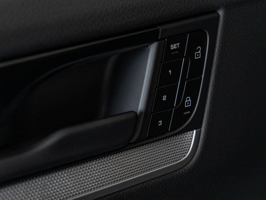 Certified 2025 Porsche Cayenne Coupe AWD/4WD image 13