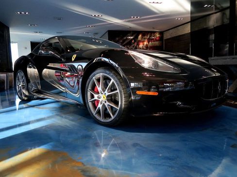 Used 2013 Ferrari California RWD image 36