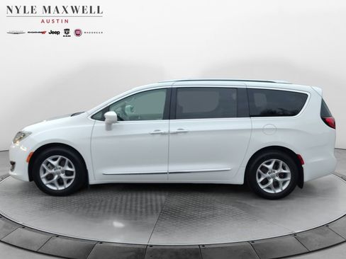 Used 2017 Chrysler Pacifica Touring-L Plus w/ Tire & Wheel Group image 13
