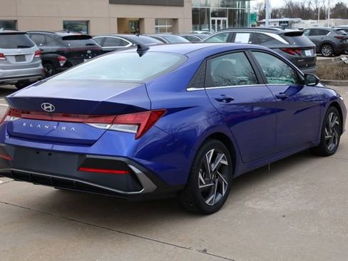 Used 2025 Hyundai Elantra SEL image 4