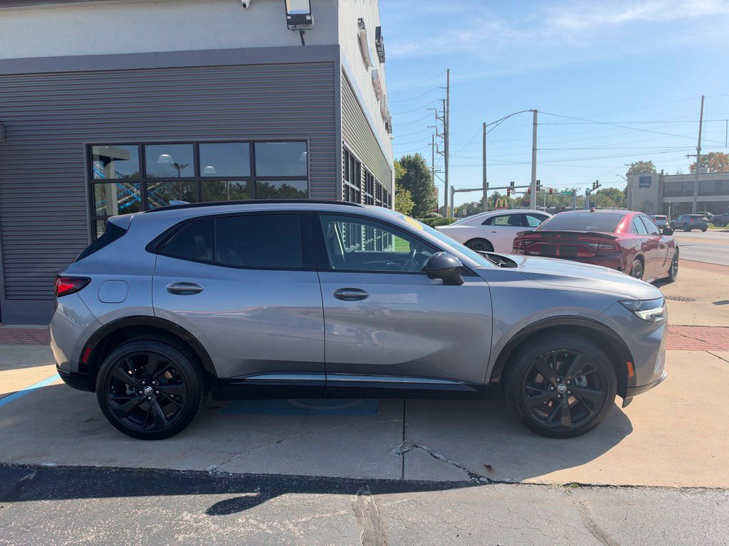Used 2022 Buick Envision Essence w/ Technology Package II FWD image 3