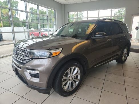 Used 2021 Ford Explorer Limited w/ Equipment Group 301A AWD/4WD image 4