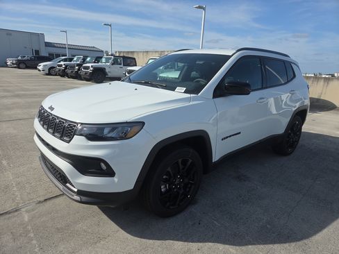 New 2026 Jeep Compass Latitude image 9