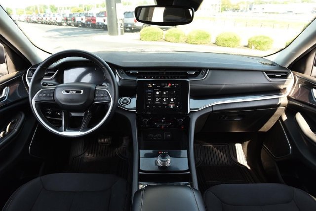 Used 2022 Jeep Grand Cherokee L Laredo w/ Luxury Tech Group I AWD/4WD image 7