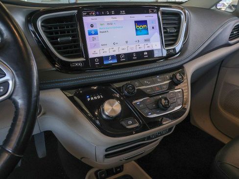 Used 2021 Chrysler Pacifica Touring-L FWD image 12
