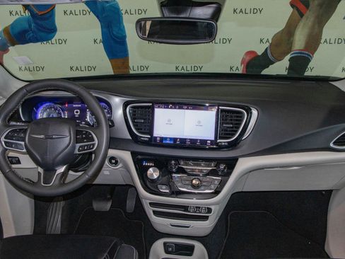 Used 2023 Chrysler Pacifica Touring-L FWD image 3