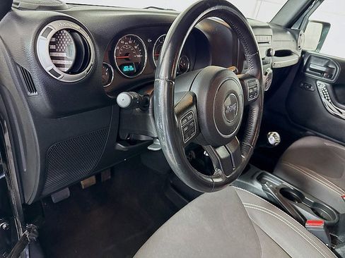 Used 2017 Jeep Wrangler Unlimited Sahara w/ Connectivity Group AWD/4WD image 9