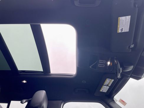 Used 2024 Land Rover Defender 110 X-Dynamic SE image 15