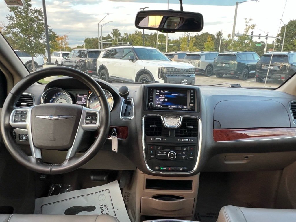 Used 2013 Chrysler Town & Country Touring FWD image 6