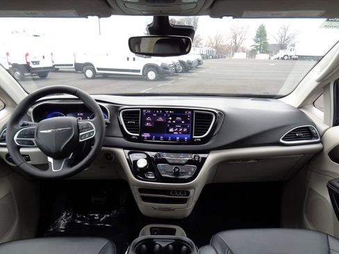 Certified 2024 Chrysler Pacifica Touring-L image 15