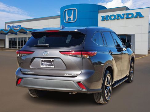 Used 2021 Toyota Highlander XLE image 4