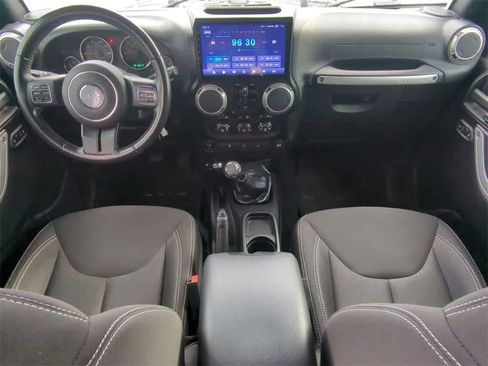 Used 2017 Jeep Wrangler Unlimited Sahara w/ Connectivity Group image 15