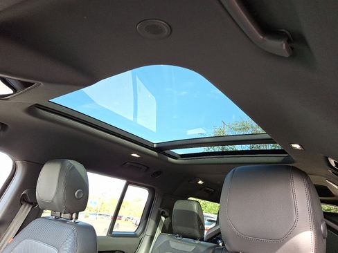 Used 2023 Land Rover Defender 130 X-Dynamic SE image 14