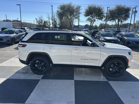 Used 2024 Jeep Grand Cherokee Limited w/ Luxury Tech Group II image 3
