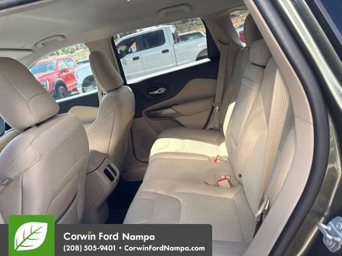 Used 2019 Jeep Cherokee Latitude w/ Cold Weather Group AWD/4WD image 10