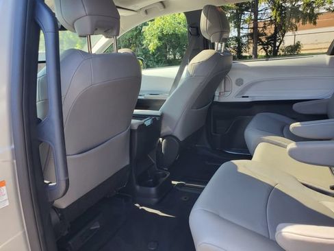 Certified 2025 Toyota Sienna XLE FWD image 10