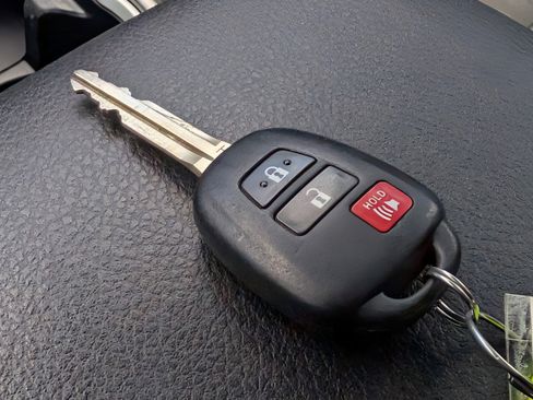 Used 2020 Toyota Tacoma SR5 image 34