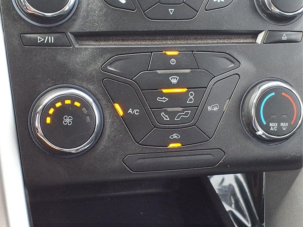 Used 2015 Ford Fusion SE FWD image 16